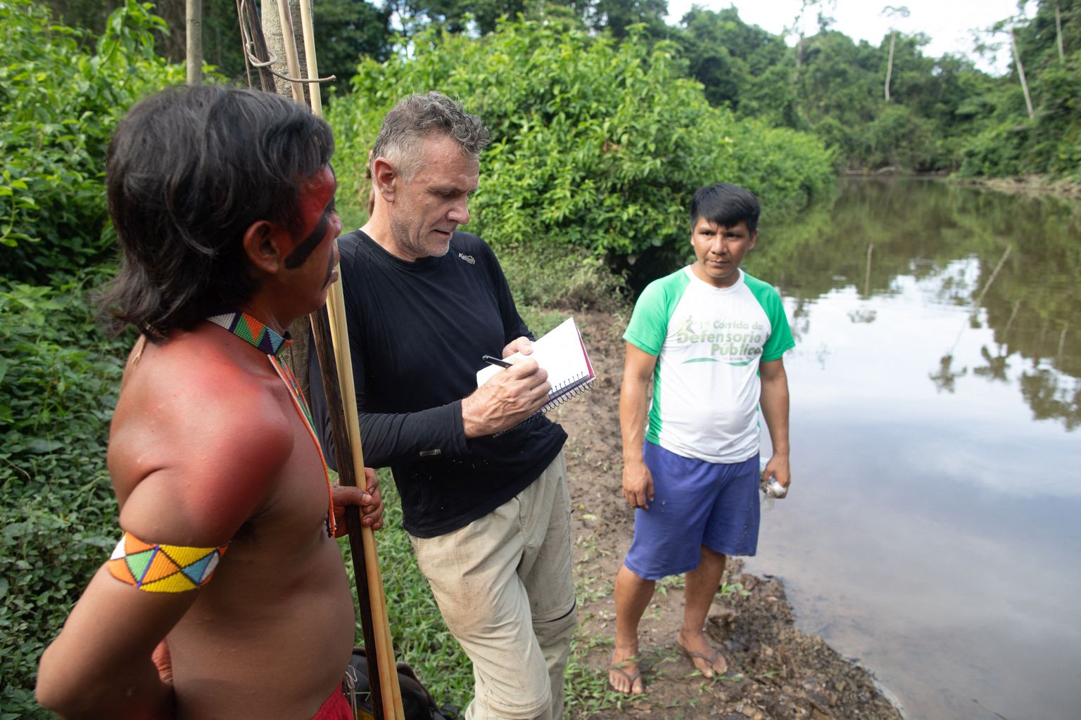 Briti ajakirjanik Dom Phillips (keskel) rääkimas 16. nobembril 2019 Brasiilias Roraima osariigis Aldeia Maloca Papiús kahe põliselanikust mehega
