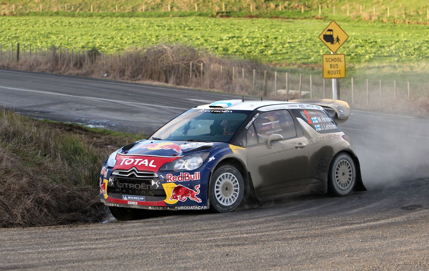 Sel pildil kihutab Soome rallisõitja Mikko Hirvonen Citroen DS3 WRCga Uus-Meremaal. Pilt on tehtud 2012. aastal ehk viimasel hooajal, mil WRC-karussell sel maakera kuklapoolel asuvas riigis käis.