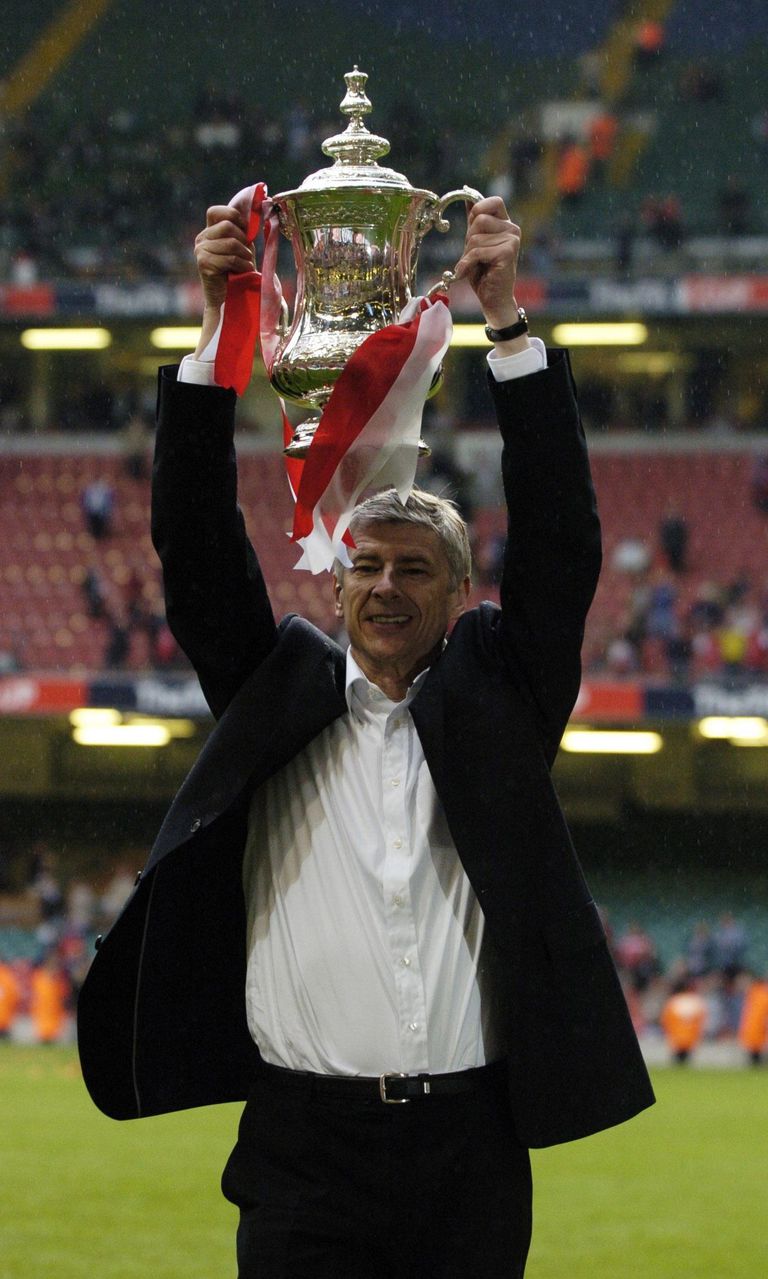 Wenger rõõmustamas Inglismaa karikasarja trofeega 2005. aasta suvel.