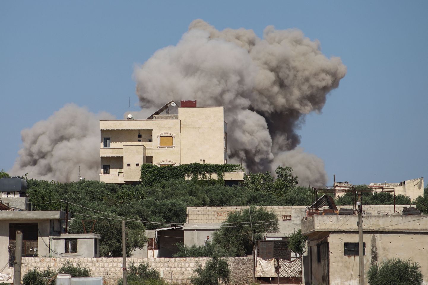 Vene õhurünnaku järel kerkis Jisr al-Shughuri puu- ja juurviljaturu kohale võimas suitsusammas. Tegemist oli ohvriterohkeima sedalaadi rünnakuga Süürias sel aastal, märkis vaatluskeskus.