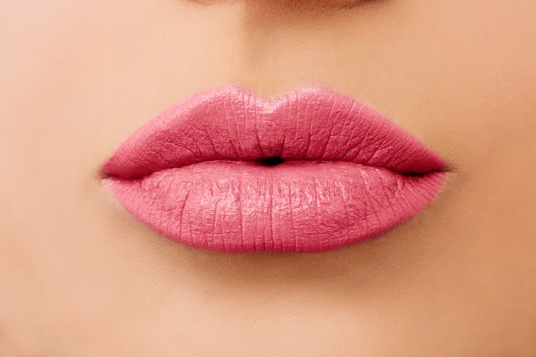 Розовые губы. Иллюстративное фото