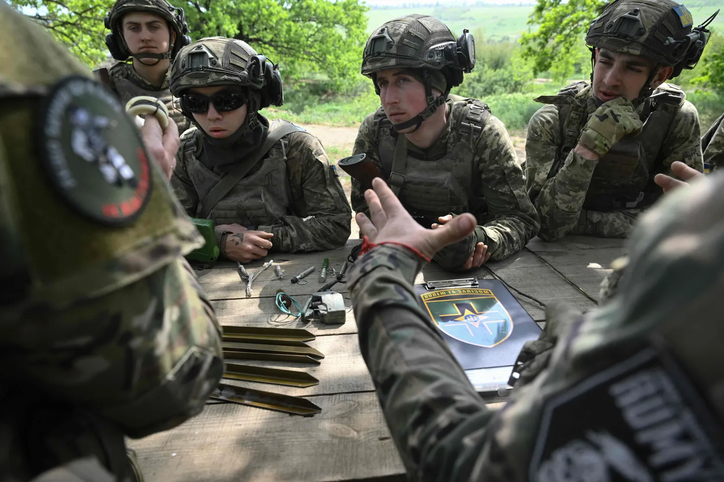 28. atsevišķās mehanizētās brigādes jaunie karavīri, kurus rekrutē saskaņā ar jauno brīvprātīgā militārā dienesta modeli "Līgums 18-24?", mācās rīkoties ar mīnām un sprāgstvielām taktisko lauka mācību laikā slepenā vietā Doņeckas apgabalā 2025. gada 1. maijā.