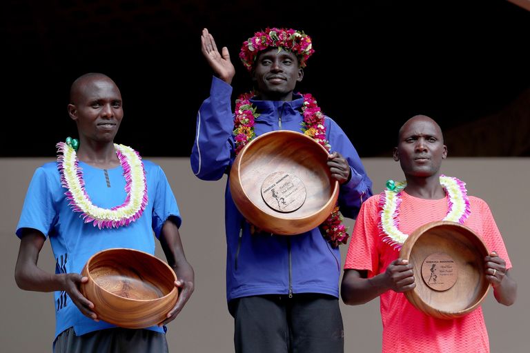Hawaii Honolulu maratoni võitis meeste arvestuses keenlane Lawrence Cherono (keskel)