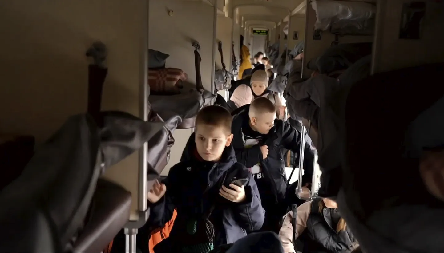 Belgorodi kuberneri sotsiaalmeedia konto kuvatõmmis rongiga Ukraina sõjapiirkonnast välja veetavatest lastest.