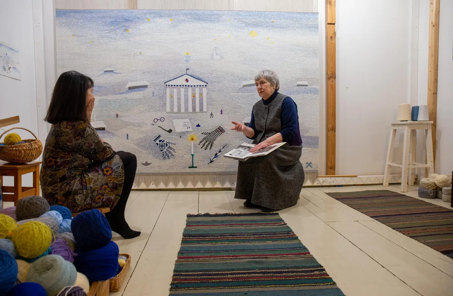 Tekstiilikunstnik Anu Raud elab Viljandi lähedal Heimtalis Kääriku talus ning pilt ta ateljee seinal jutustab Tartu rahust nii poeetiliselt, et reporteril jääb üle vaid kuulata ja imestada.