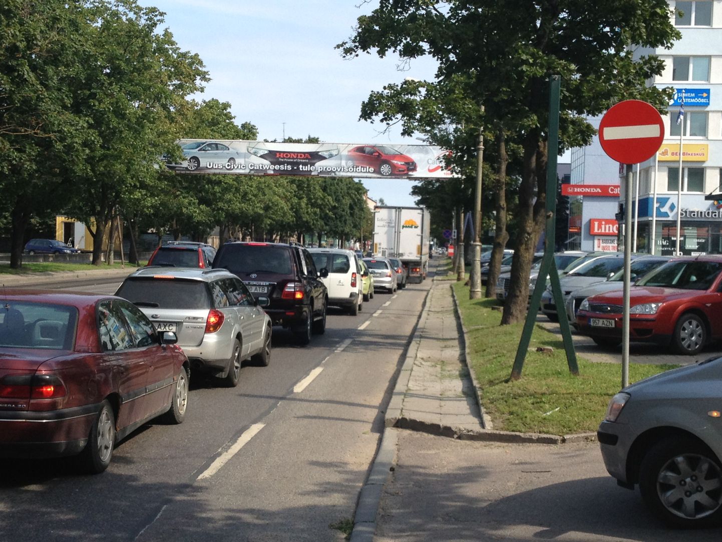 Munitsipaalpolitsei maja juures olev keelumärk ei luba mööda Pärnu maanteed kesklinna poole sõita.