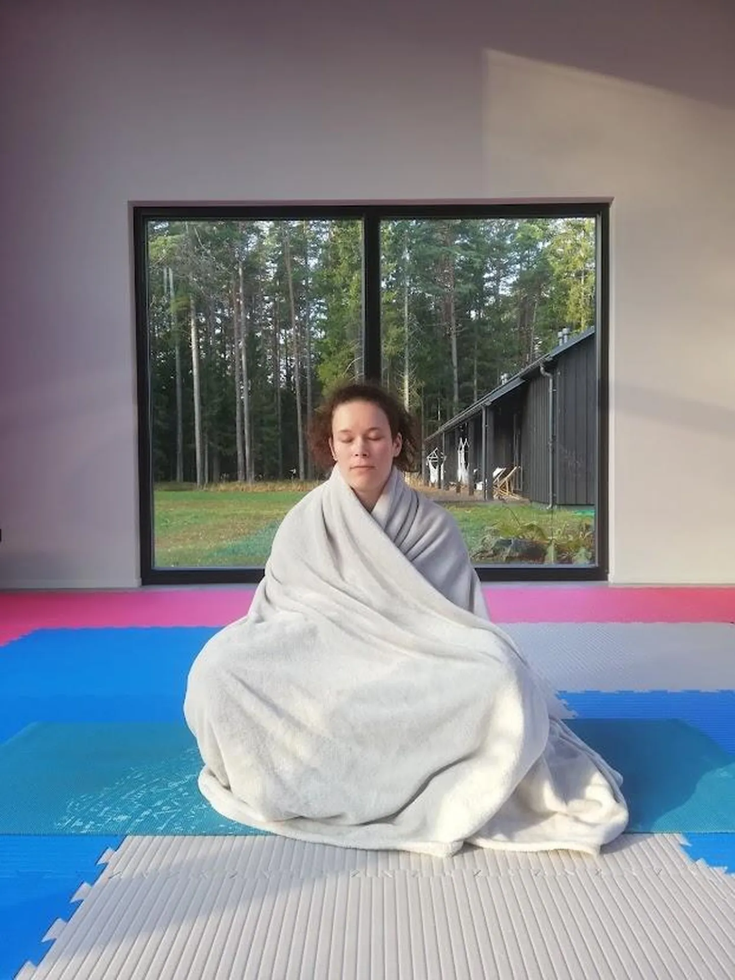 Joogaõpetaja Liis Järvamägi aitab kesk talve jooga kaudu soojust leida.