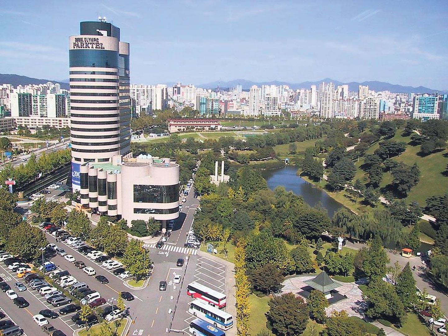 4H üleilmse konverentsi delegaadid elasid Soulis hotellis, mis pakkus peavarju ka 1988. aasta suveolümpial osalenutele.