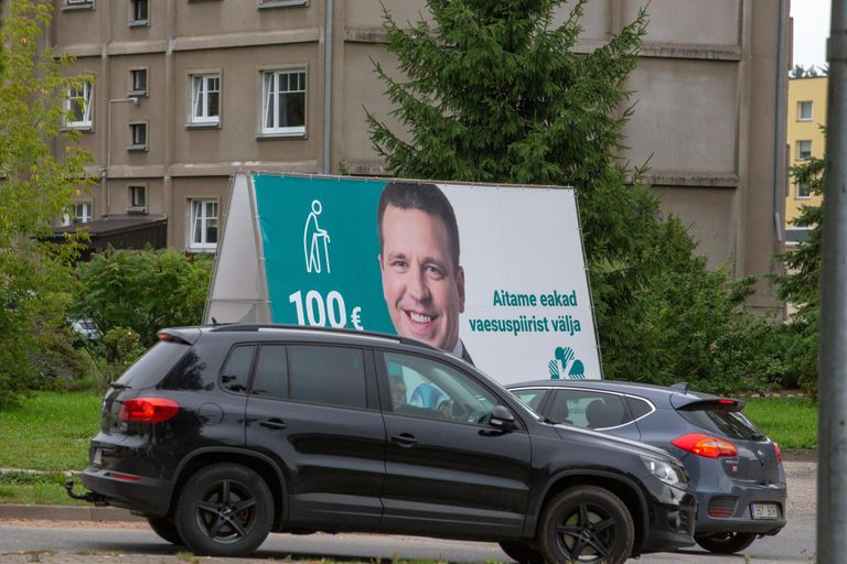 Keskerakonna välireklaam riigikogu valimiste eel Männimäel. 