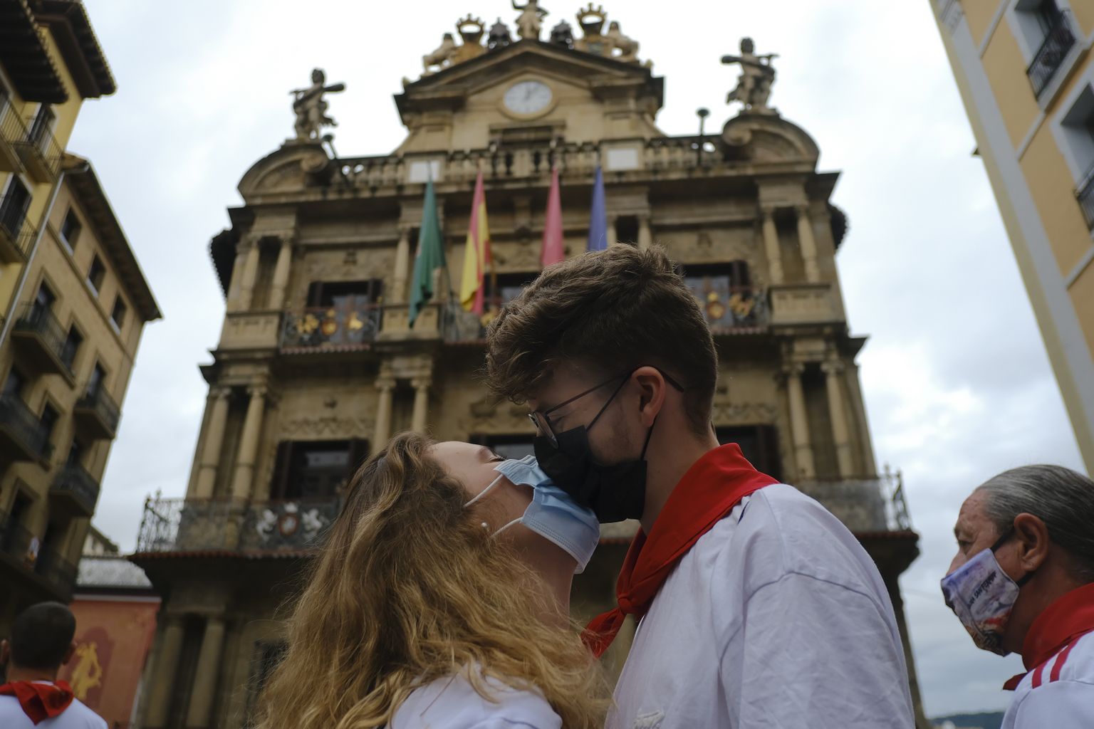Suudlus läbi maski Pamplonas.