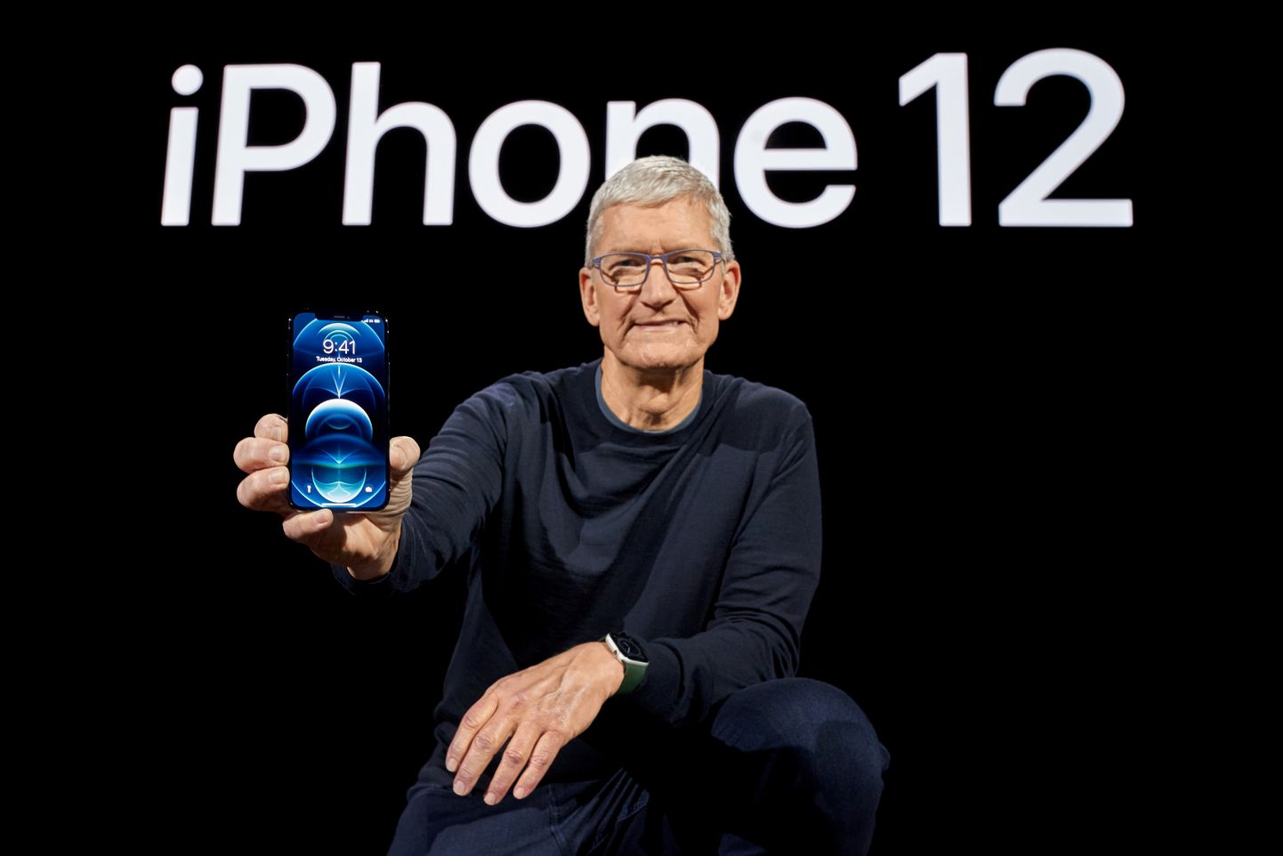 "Apple" CEO Tims Kuks ar jauno "Iphone 12"