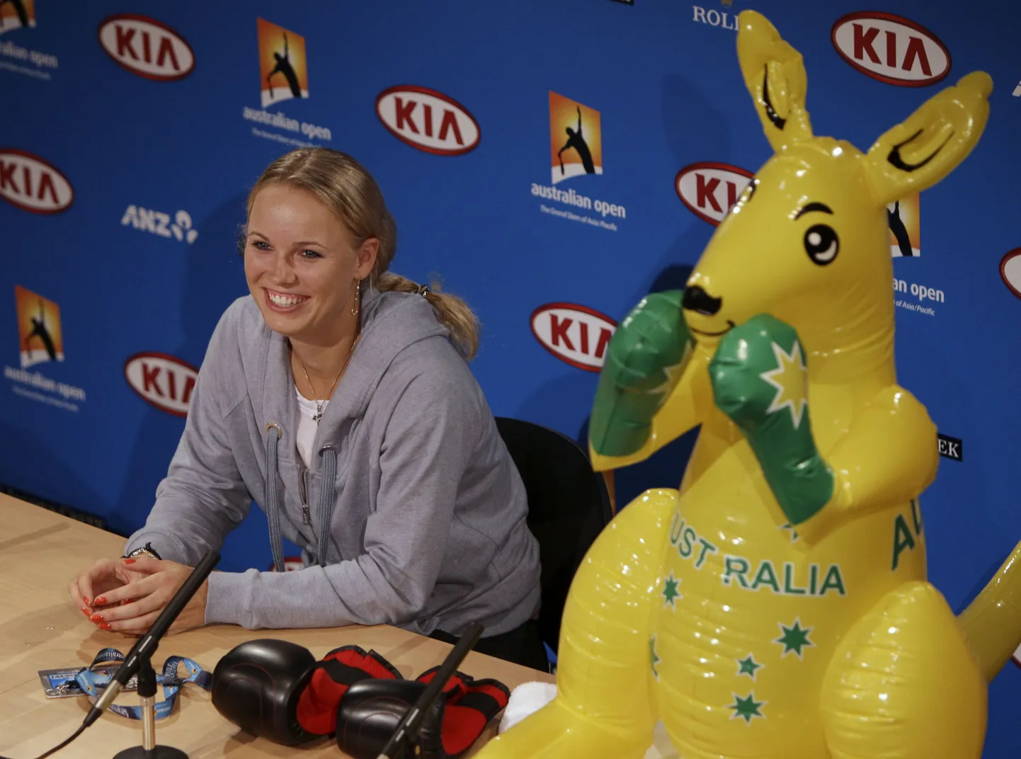 Tänasele pressikonverentsile võttis Caroline Wozniacki kaasa täispuhutava känguru, mille talle kinkis üks ajakirjanik, kellele ta ninanipsu oli mänginud.