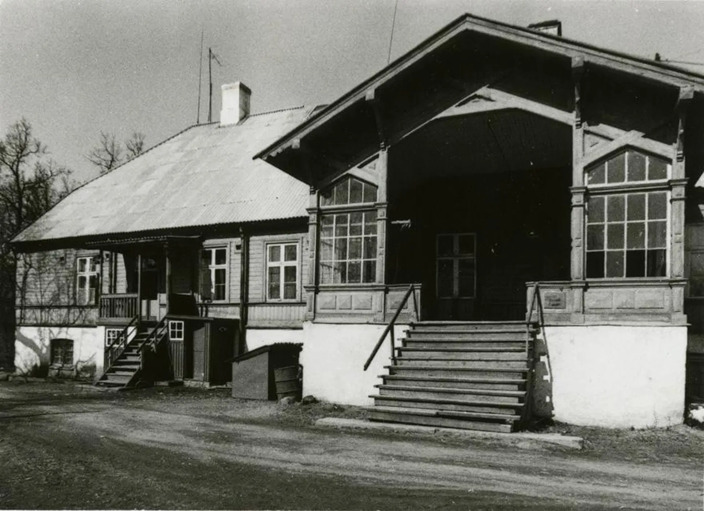 Vaeküla mõisa härrastemajas asus aastatel 1930–1959 eri nimede all tegutsenud põllutöökool, mis lõpuks Tihemetsa üle viidi.