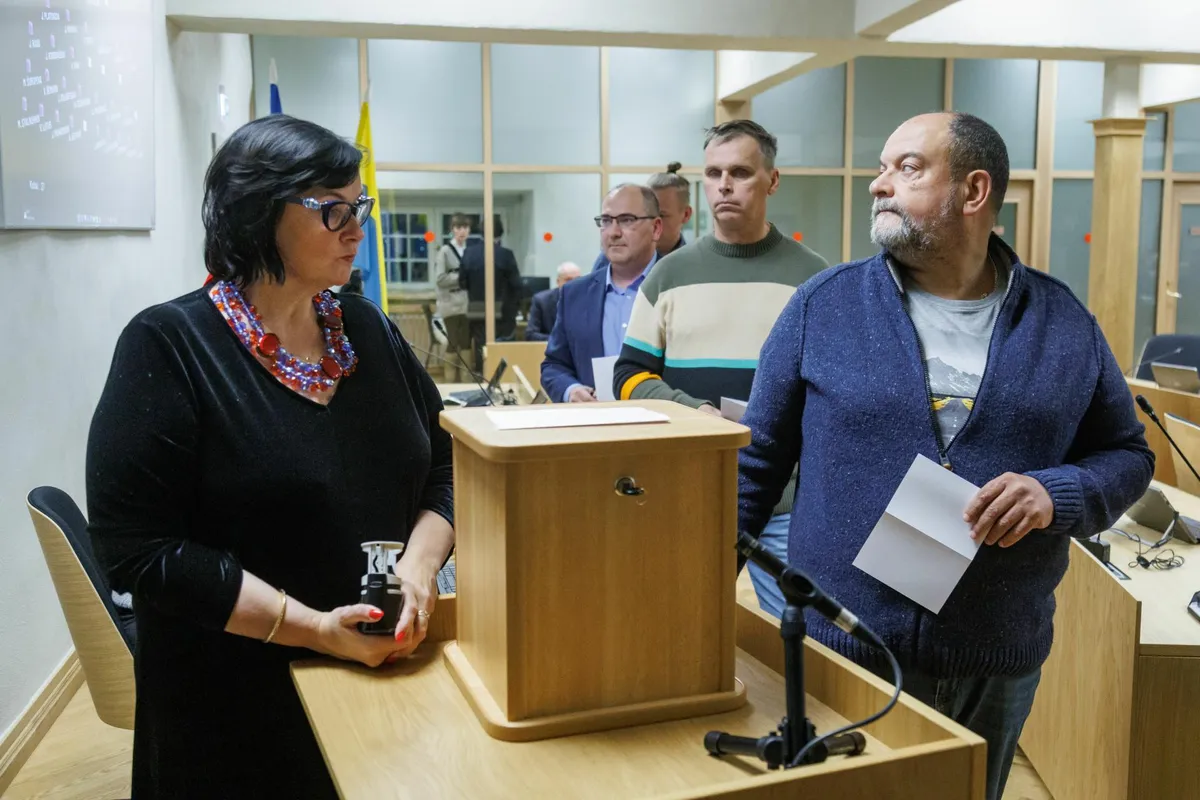 Salajane hääletamine Narva volikogus. Katri Raik (vasakul) ja Mihhail Stalnuhhin.