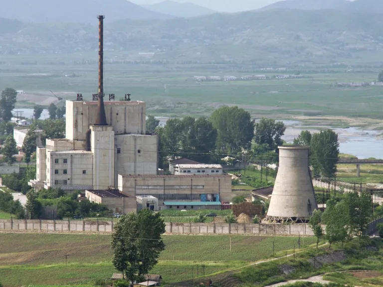 Tuumajaam Yongbyonis. Paremal asuv jahutustorn lammutati 2007. aastal