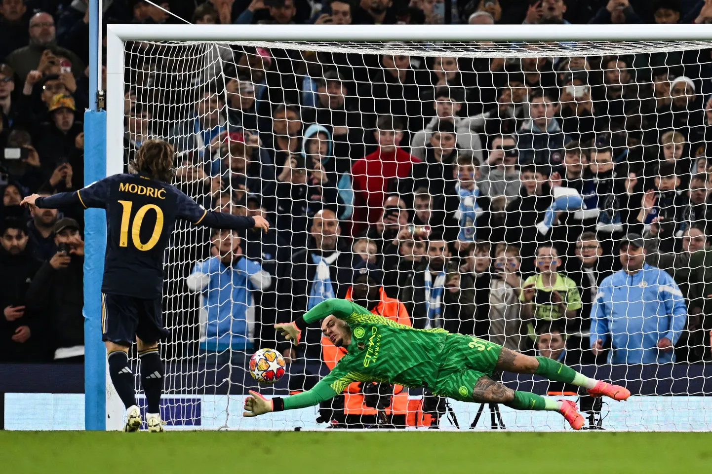 Madridi Reali esimene lööja Luka Modric küll eksis, kuid tänu meeskonnakaaslase Andri Lunini tõrjetele sai ta penaltiseeria lõpetuseks siiski kergendatult hingata.