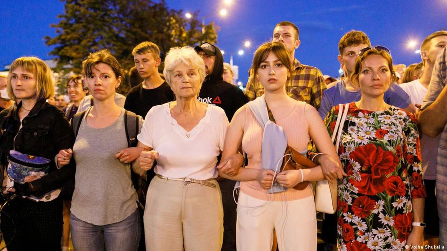 Та самая знаменитая сцепка участниц акции протеста, Минск, 10 августа 2020 года