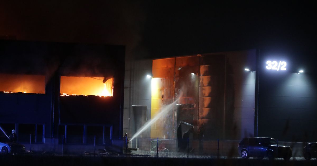 Fotod ja videod: Peetri alevikus põleb laohoone