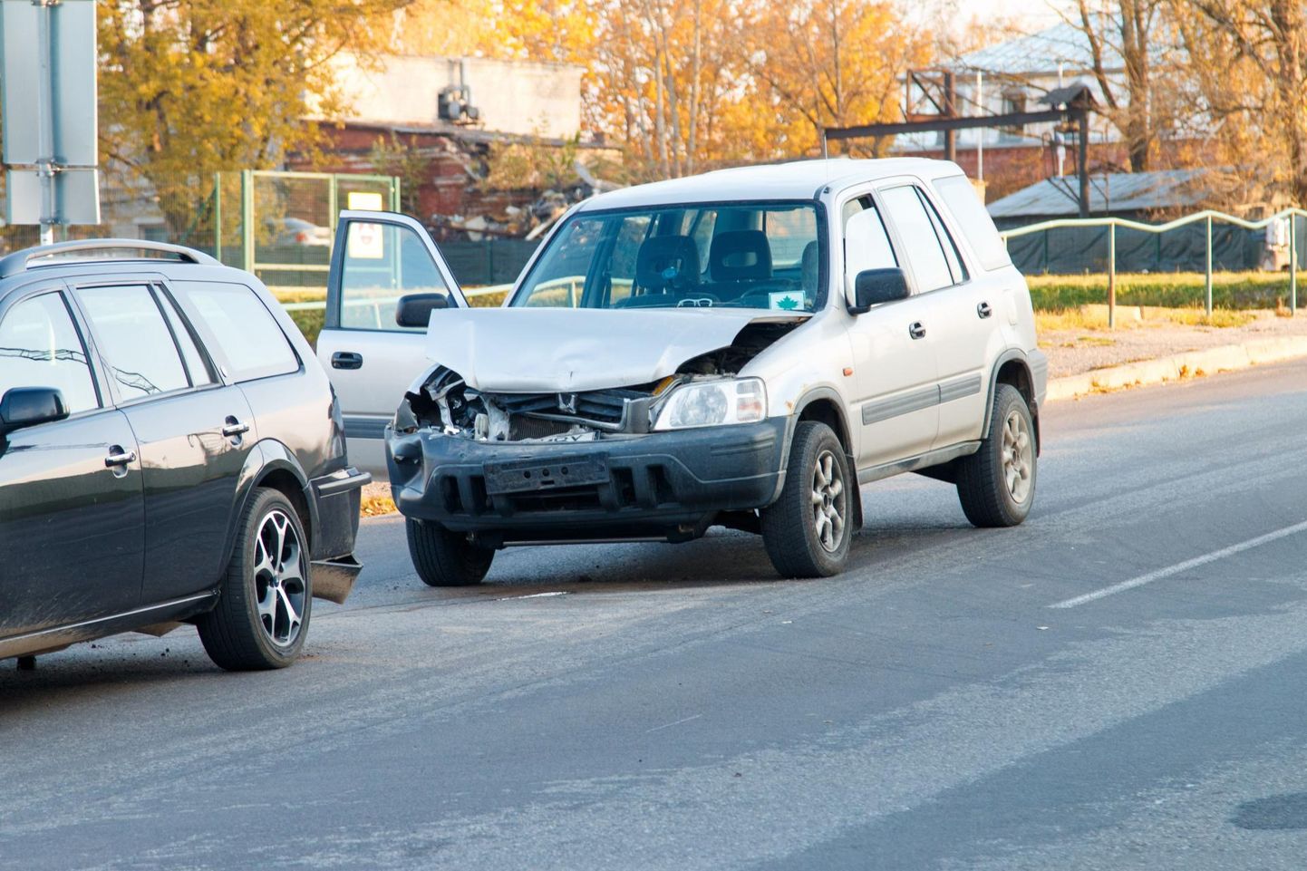 Kas helistada politseisse või kindlustusse? Parkida auto või mitte? Vahetult pärast liiklusõnnetust võib tekkida mitu olulist küsimust, mille vastuste teadmine aitab täbarast olukorrast kergemini välja tulla. 