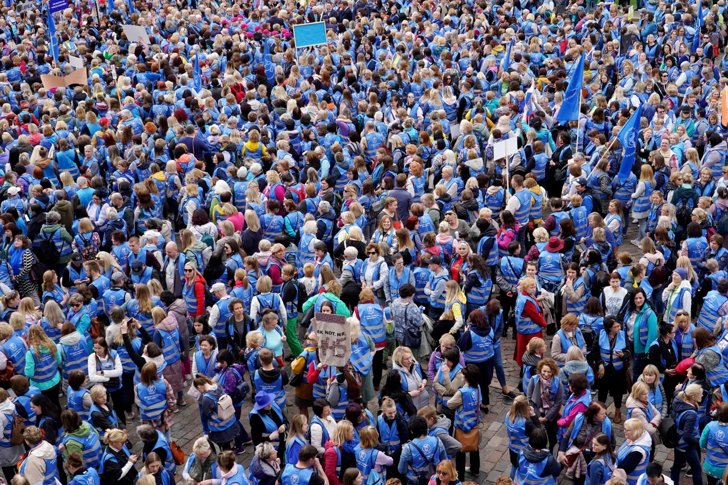 Latvijas Izglītības un zinātnes darbinieku arodbiedrības rīkotais pedagogu un mediķu protesta gājiens no Latvijas Brīvo Arodbiedrību savienības ēkas līdz&nbsp;Doma&nbsp;laukumam.