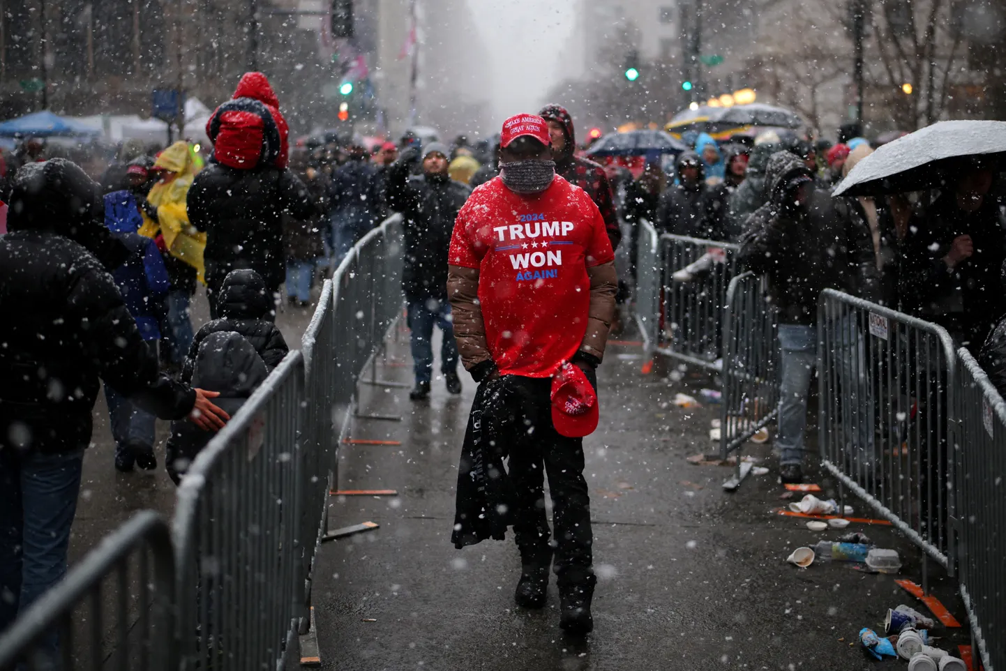 Donald Trumpi toetajad ootamas sissepääsu Washingtoni lumetormis Capital One Arenale.