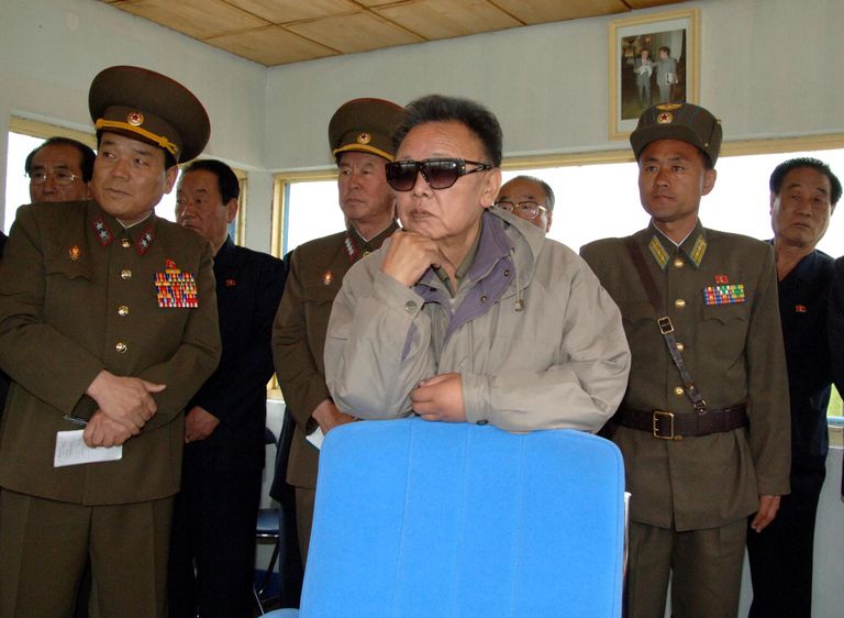 Kim Jong-il külastab 814. õhuväe üksust salajases kohas Põhja-Koreas 22. mail 2009 / Scanpix