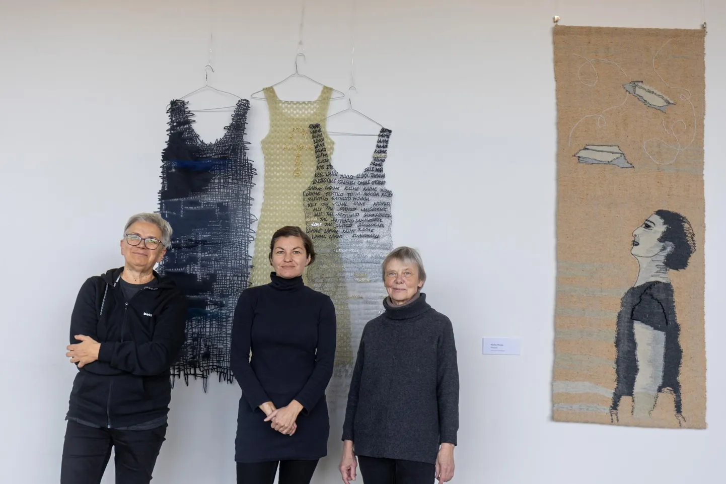 Näituse "Viiel viisil" panid Ugala teatrisse üles kunstnikud Kadi Pajupuu, Marilyn Piirsalu ja Reet Talimaa.