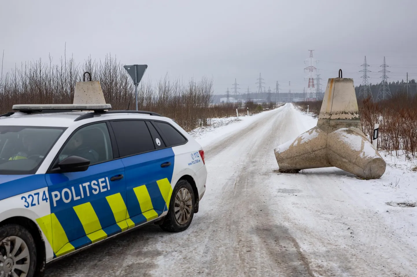 Kiisa varuelektrijaama juurde Harjumaal on desünkroniseerimise ajaks toodud turvalisuse tagamiseks betoontõkked.