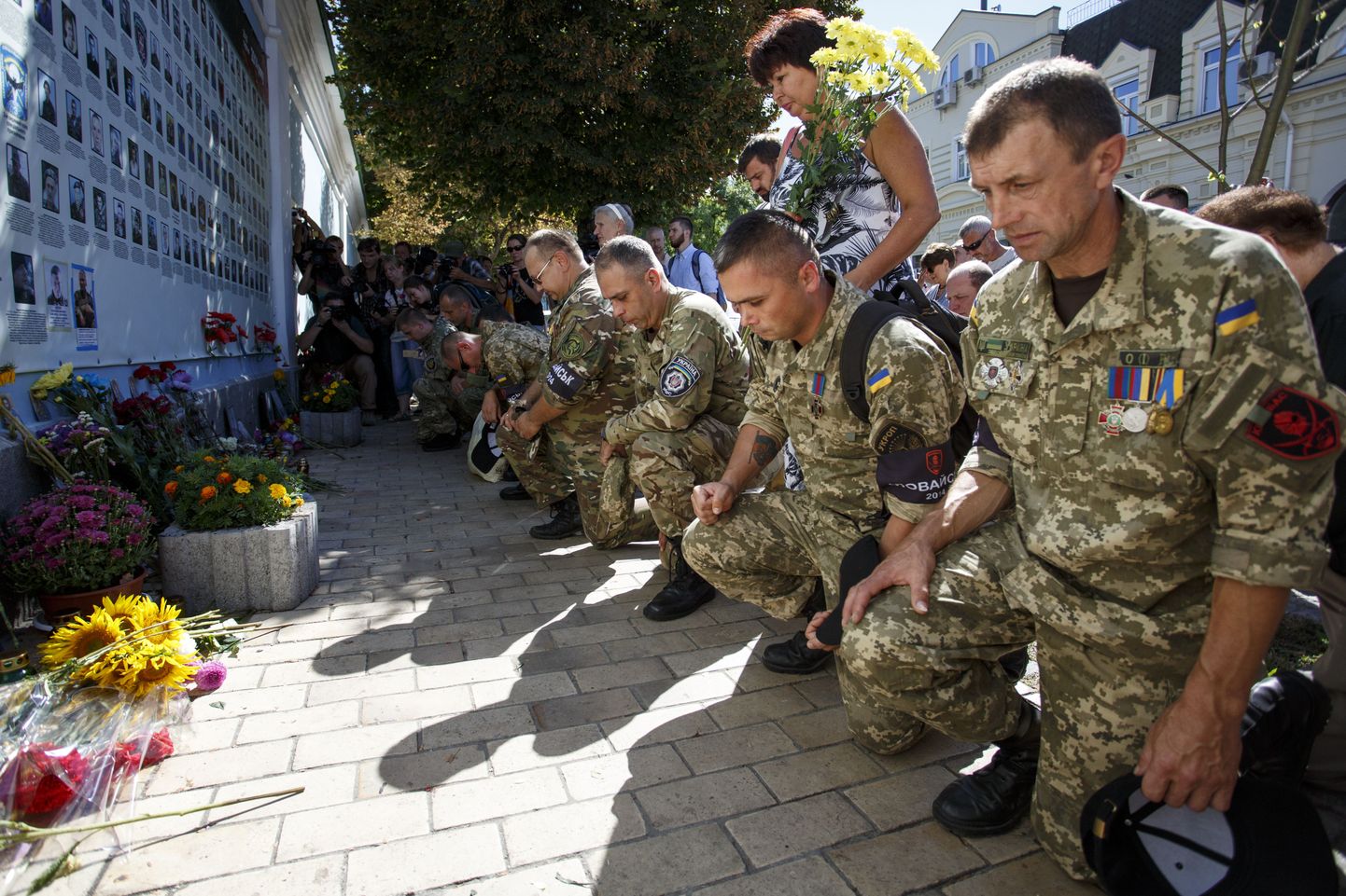 Ukraina sõdurid jätmas hüvasti langenud relvavendadega.