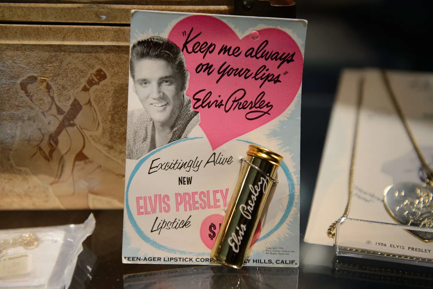 Elvis Presley näituse reklaamtoodete seas on ka näiteks huulepulk.