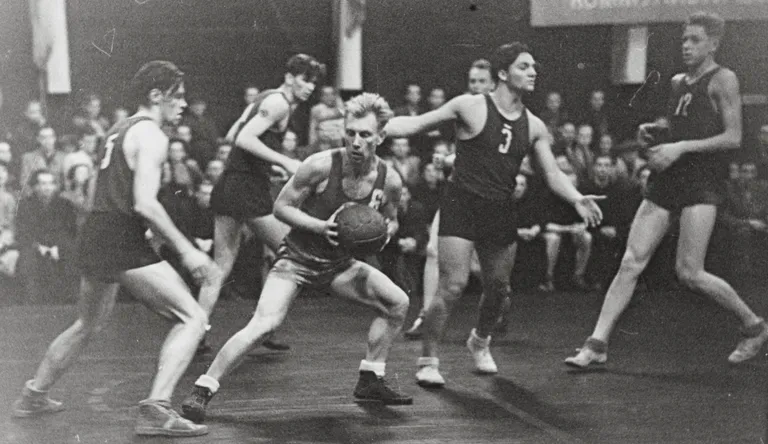 Joann Lõssov (palliga) aktsioonis Leningradi meeskonna vastu (u 1950).