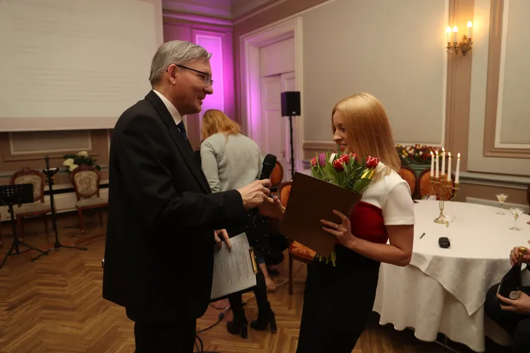 Елизавета Фомина получает награду.