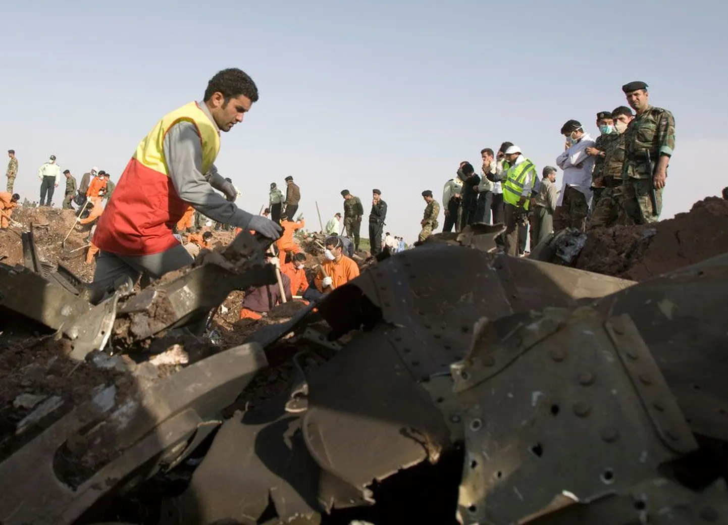 В останках потерпевшего крушение самолета были найдены только куски человеческих тел.