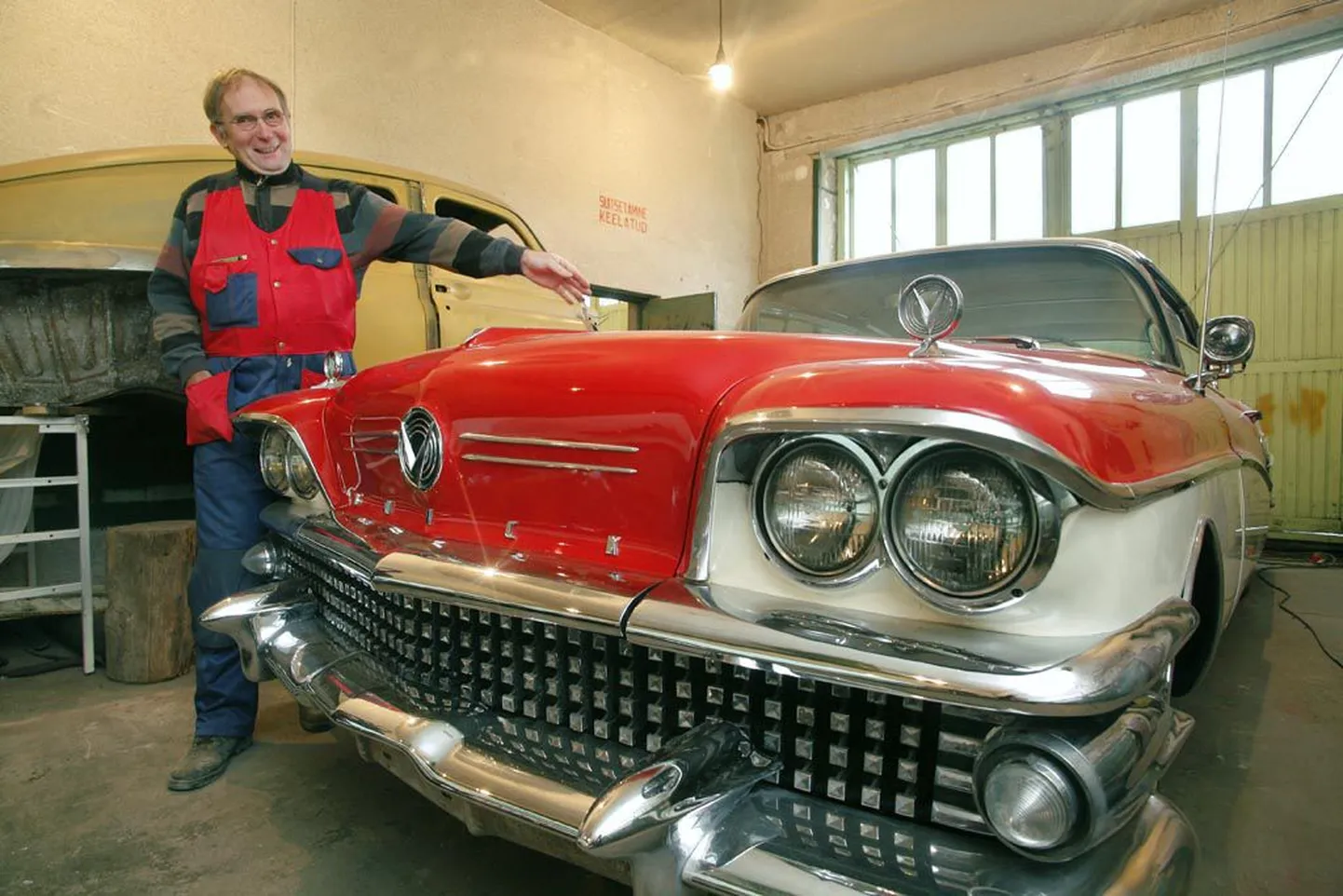 "Kus Ameerika autol on ikka mootorit peal!" näitab Ülo Kirst vaimustusega oma Lincoln Buick Roadmaster 75 (1958) kapoti suunas. Sõidud selle autoga on veel ees.