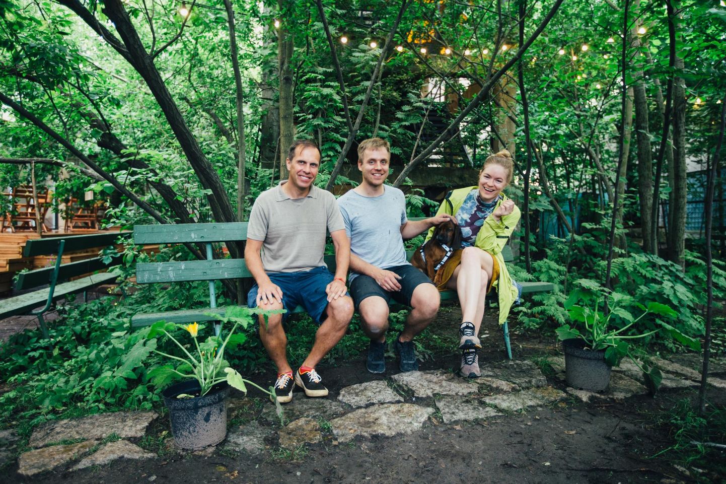 Põhjala aktivistid Veiko Hintsov ja Liis Serk koos koer Ruudiga, keskel Botiku baari peremees Taavi Aus.