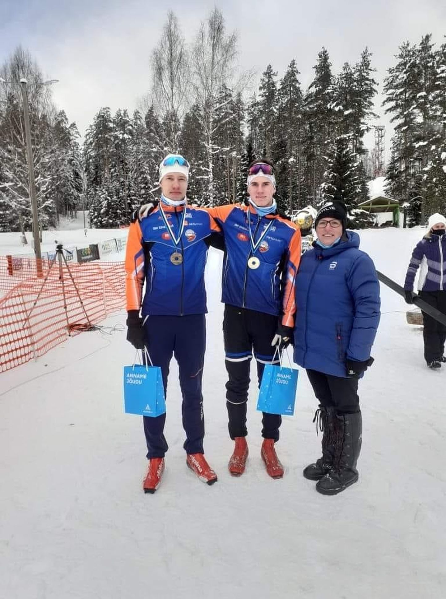 Jõulu medalistid Hendrik Peterson ja Simo Teearu ühes treener Kadri Madissooga.