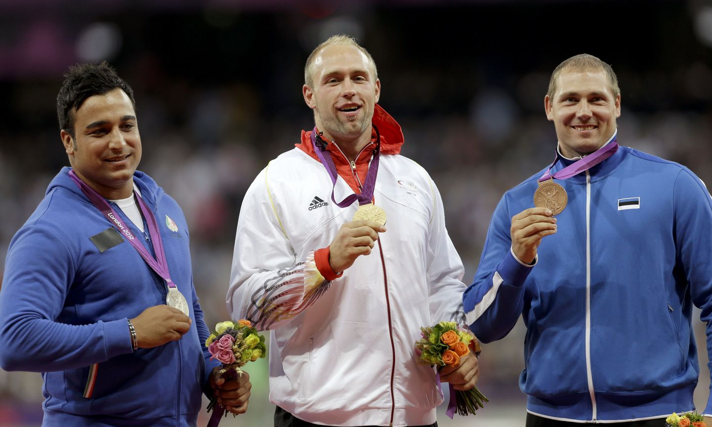 Ehsan Hadadi (vasakul), Robert Harting (keskel) ja Gerd Kanter Londoni olümpia medalitseremoonial.