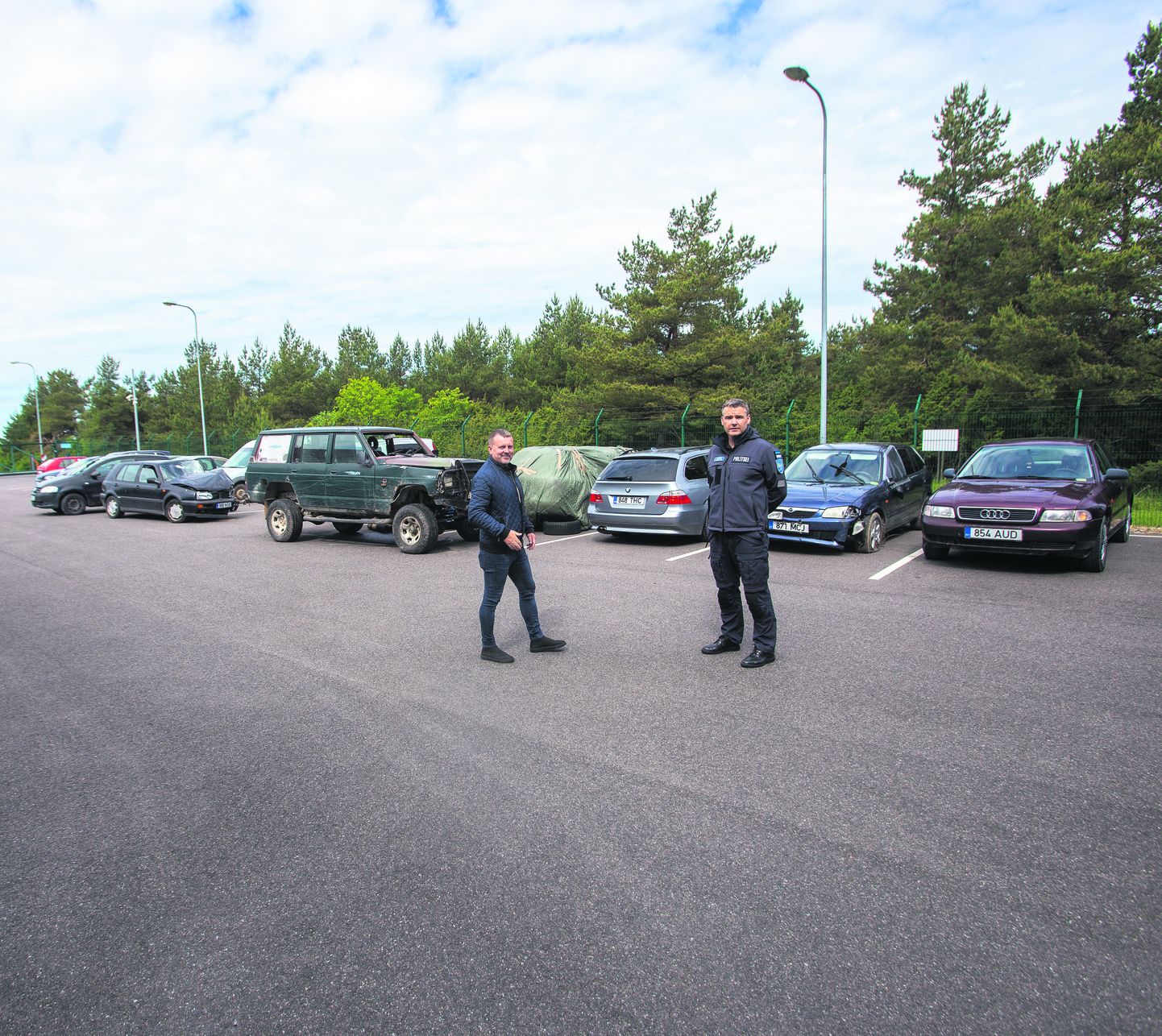 AUTODE RIVI: Kuressaare politseijaoskonna juht Rainer Antsaar (paremal) ja komandant Margus Raamat näitavad autosid, mis ühel või teisel moel on politseikordoni õuele jõudnud. Suurema osa neist moodustavad joobnud juhtidelt äravõetud autod.