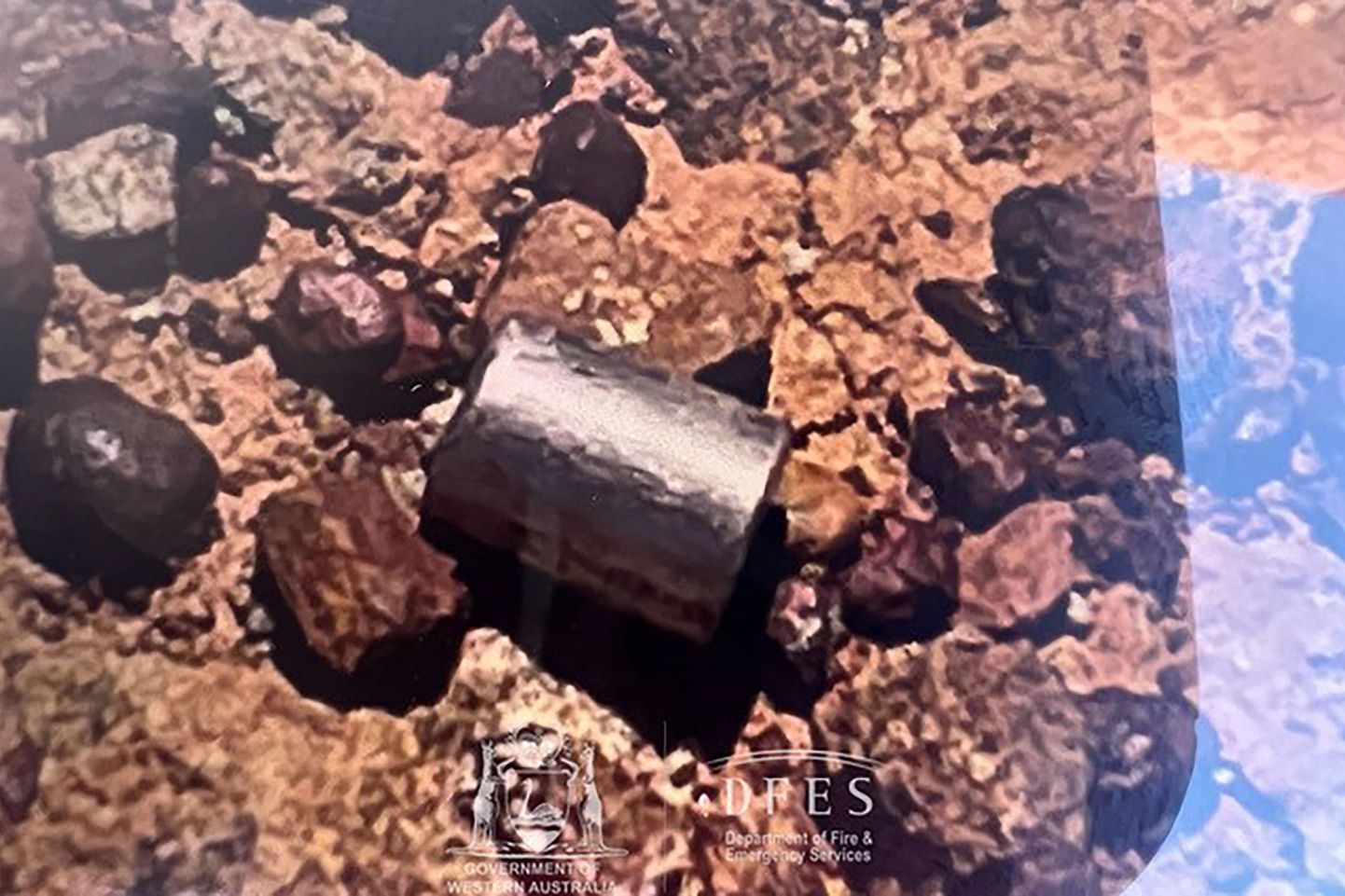 Radioaktiivne kapsel, mis Lääne-Austraalias Newmani lähistel teepervelt üles leiti.