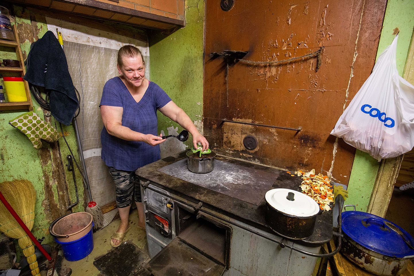 Kärevere külas elav Merle Such teeb süüa projekti «500 kodu tuleohutuks» kestel korda tehtud pliidil.