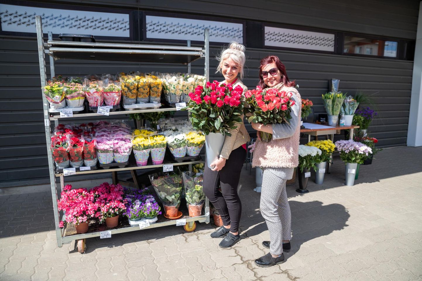 Maksimarketis tegutsev osaühingu Floreas Viljandi lillepood kolis nagu teisedki lillemüüjad letiga kaupluse ette. Fotol on müüjad Ketty Kask (vasakul) ja Tiina Viigand.