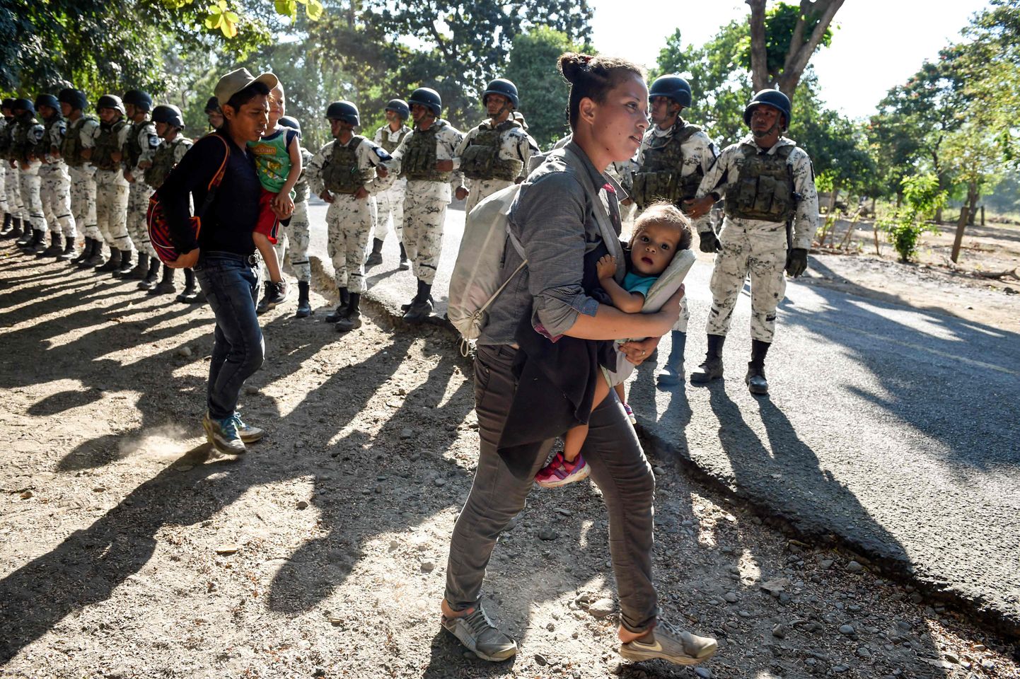 Mehhiko rahvuskaartlased takistamas üle jõe Guatemalast riiki saabunud Kesk-Ameerika migrantide edasiliikumist.