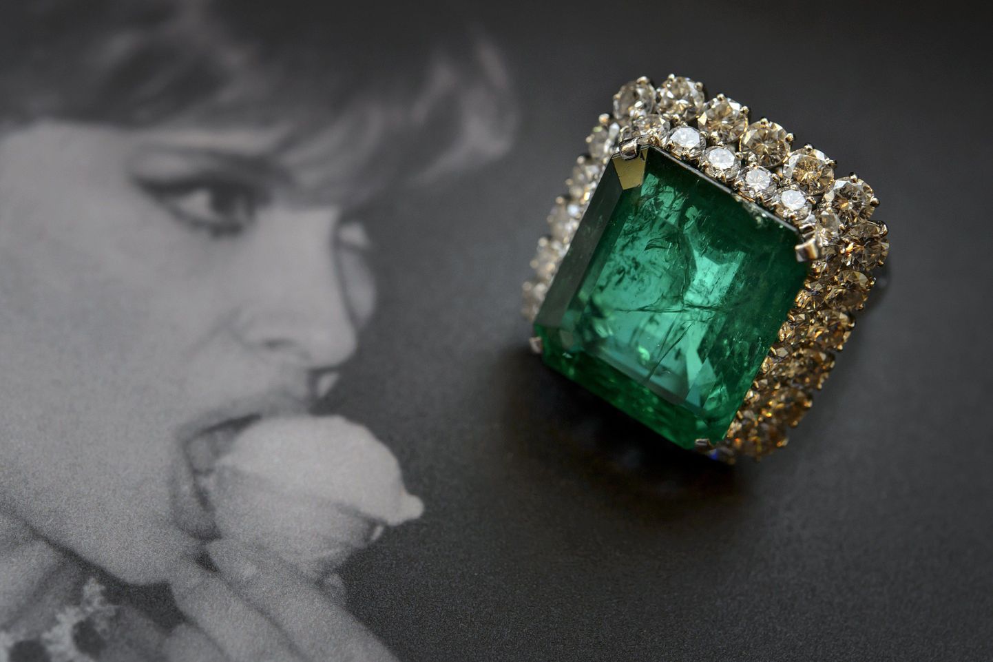 Smaragdi ja teemantidega sõrmus.