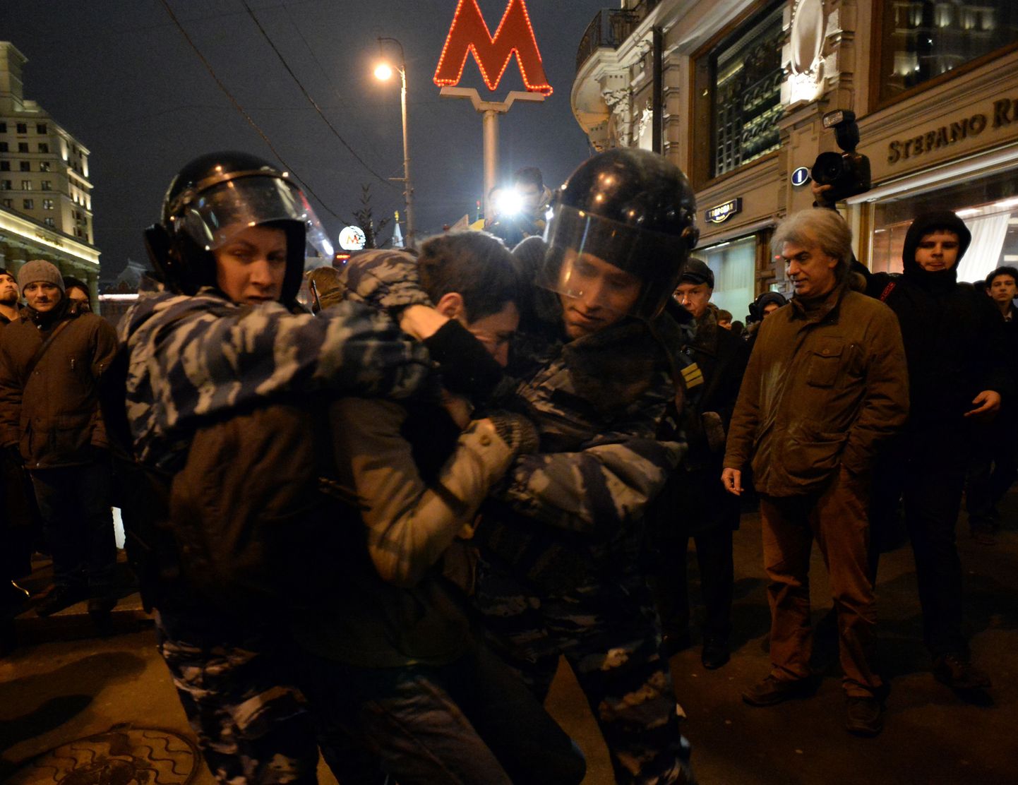 Vene politsei vahistas Moskvas enam kui 200 inimest, kes avaldasid kohtu juures meelt Kremli-vastaste meeleavaldajate süüdimõistmise vastu.