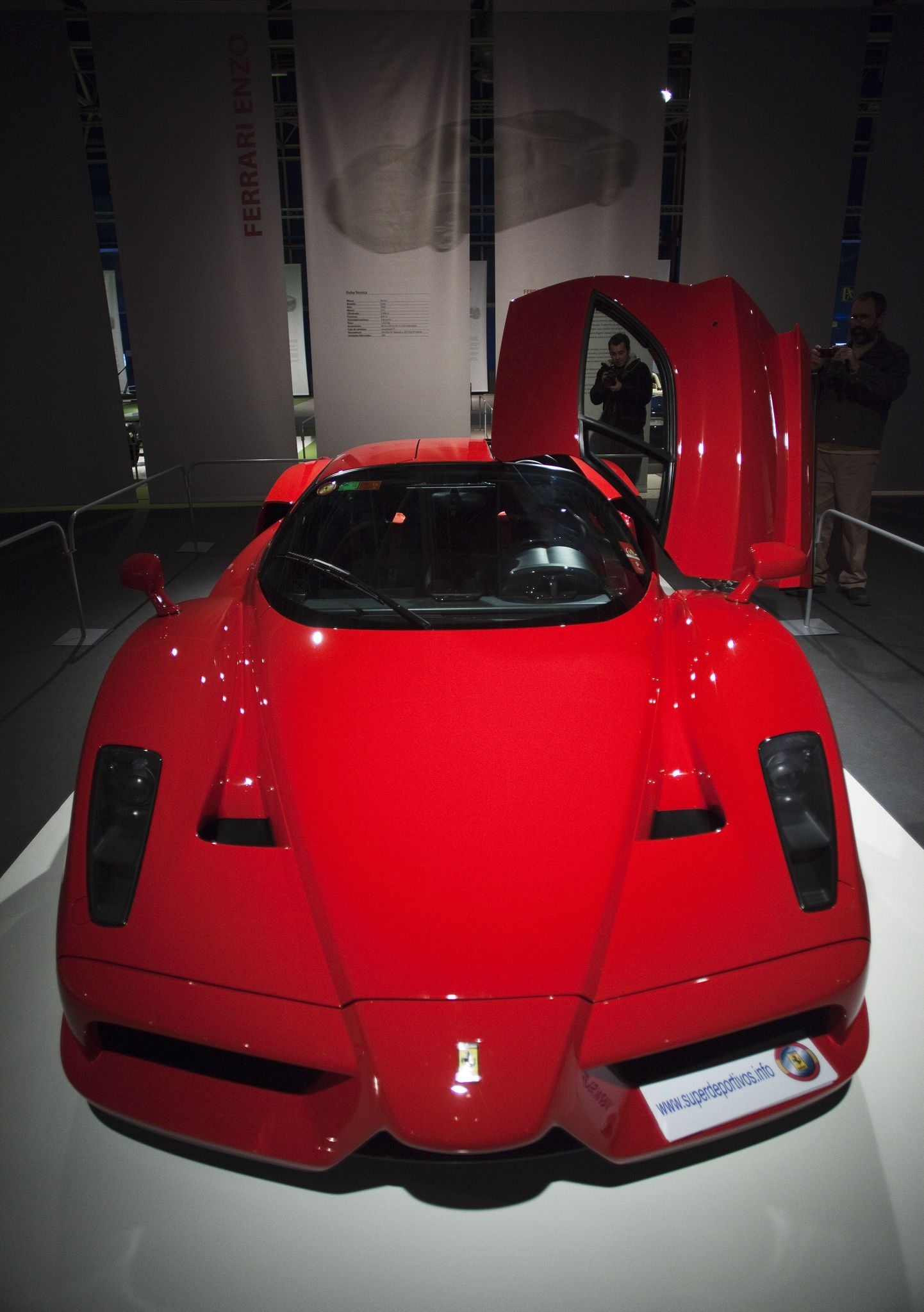 Pildil Ferrari Enzo, mille järeltulijat esitletakse Genfi autonäitusel.