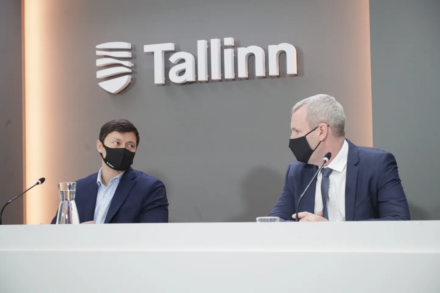 Tallinna linnapea Mihhail Kõlvart ja energiakontserni Utilitas juht Priit Koit erakorralisel pressikonverentsil, kus sai teatavaks Briti vee-ettevõtte United Utilities väljumine Tallinna Vee aktsionäride ringist.