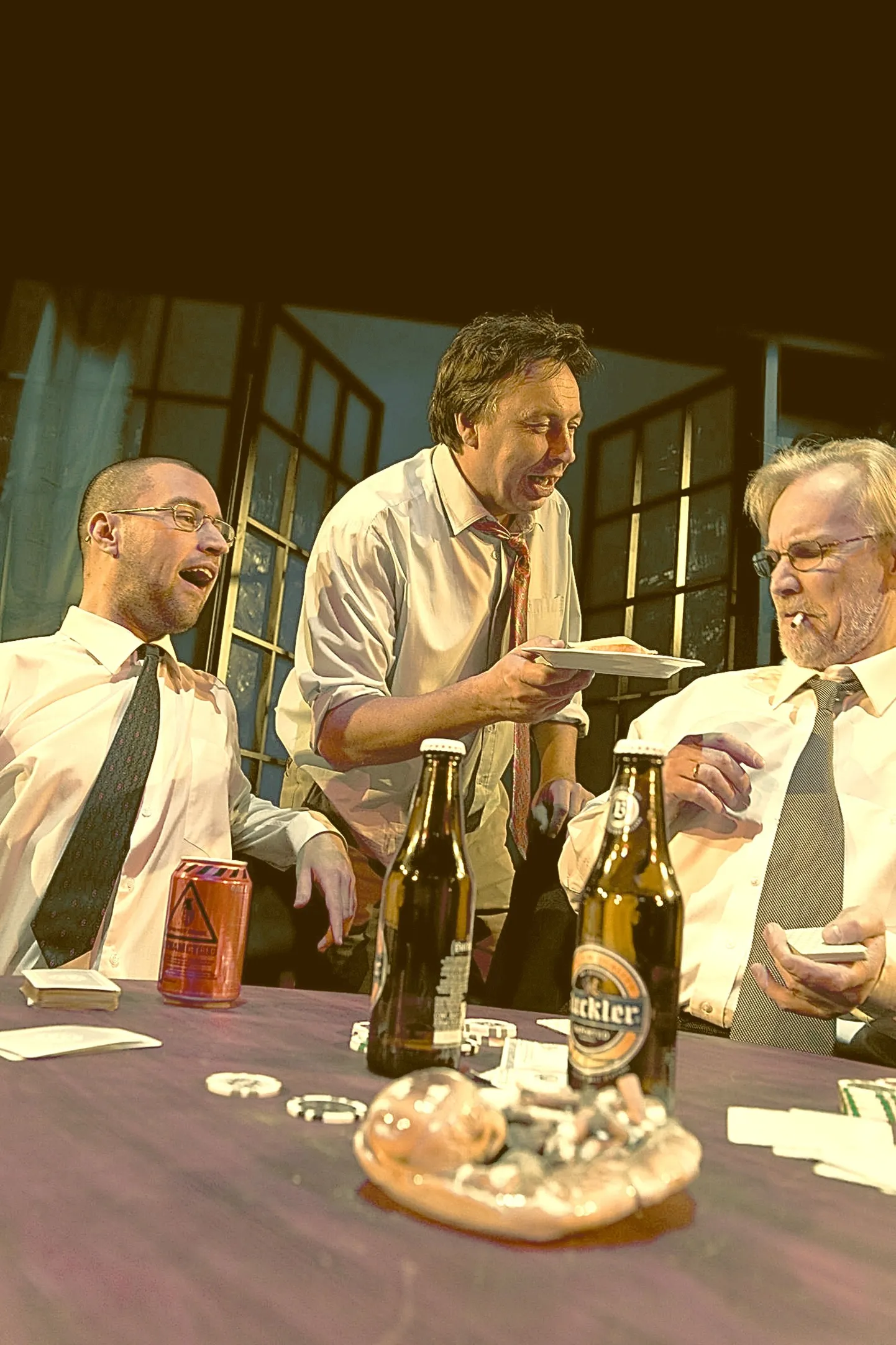 Murray (Heigo Teder), Oscar (Edurard Salmistu) ja Roy (Toomas Suuman) naudivad naistevaba äraolemist pokkerilaua ümber, joogid ees, külmikust leitud jääkidest moodustatud suupisted taldrikul ja tuhatoos triiki.