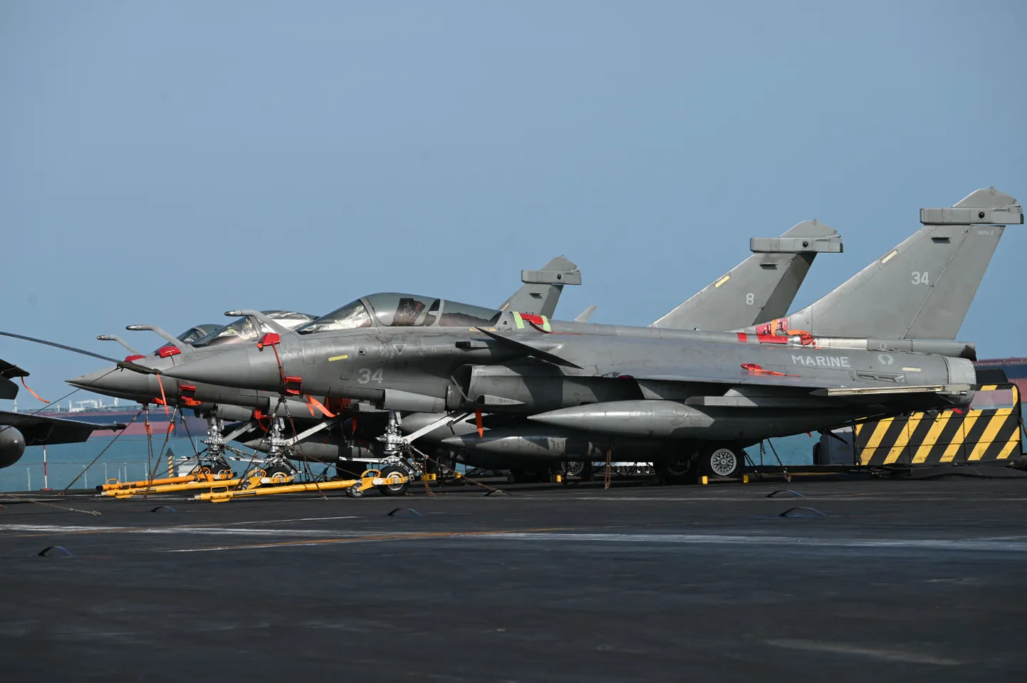 Prantsuse Rafale sõjalennukid lennukikandja Charles de Gaulle pardal.