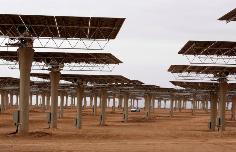 Maroko. Töölised ehitavad Ouarzazate linna lähedale päikeseelektrijaama. 
