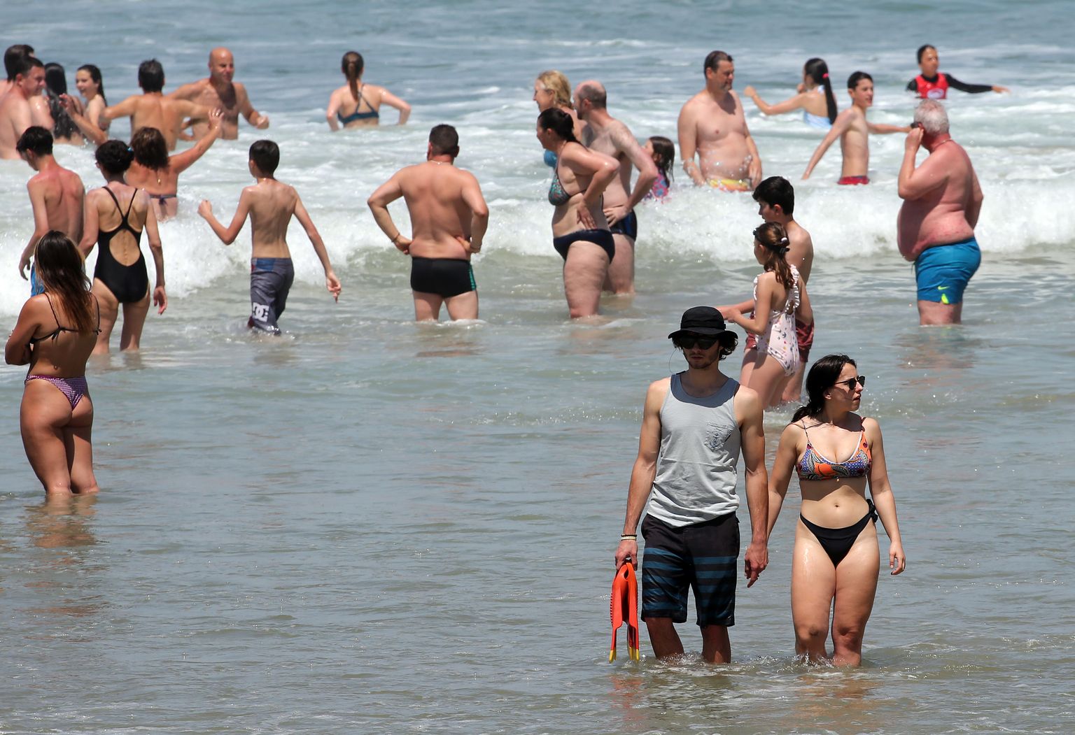 Inimesed meres end jahutamas Lõuna-Prantsusmaal Biarritzis. Foto on tehtud 18. mail 2022. Prantsusmaal on mai kohta kõrged temperatuurid
